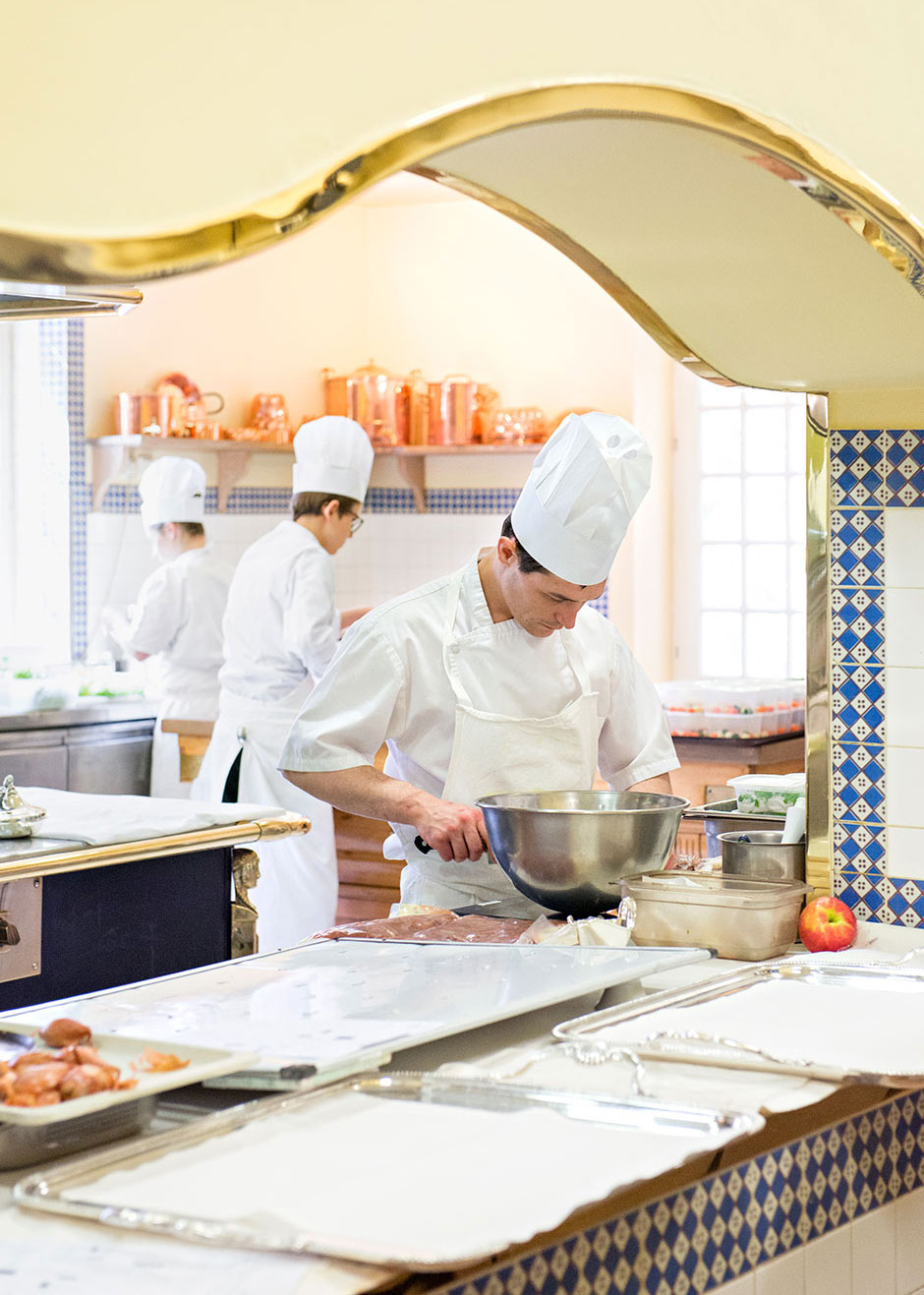 Γαλλική γλάστρες χαλκού λάμψη στην κουζίνα του εστιατορίου.