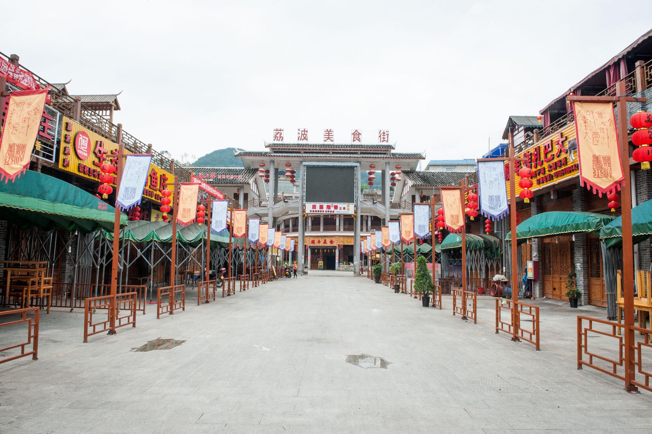 The market in Binghuacun during off-hours.